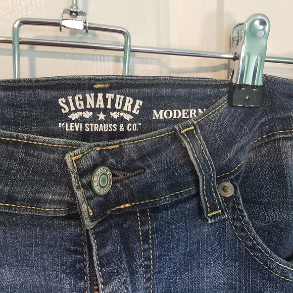 Levi's Classic Blue Women's Modern Capri Jeans Sz 16 - Picture 3 of 9